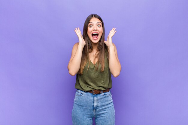 Retrato de joven mujer bonita