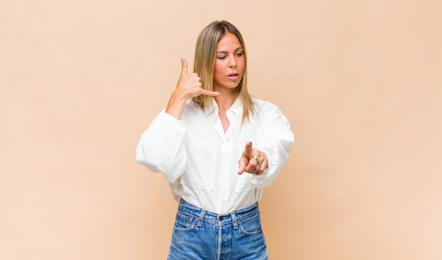 Retrato de joven mujer bonita