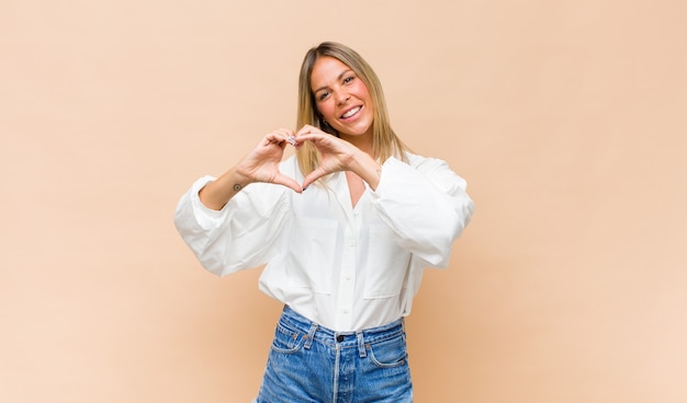 Retrato de joven mujer bonita