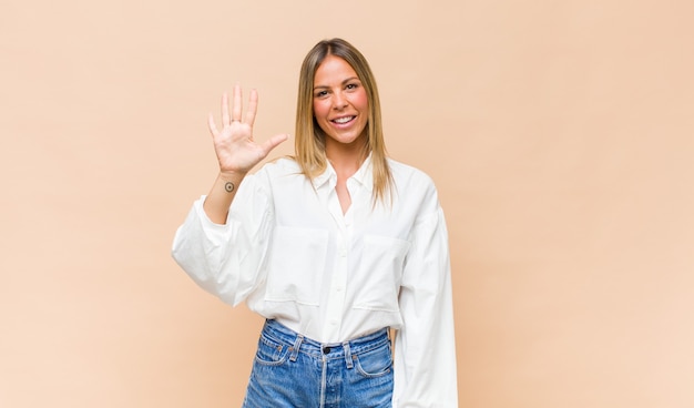 Retrato de joven mujer bonita