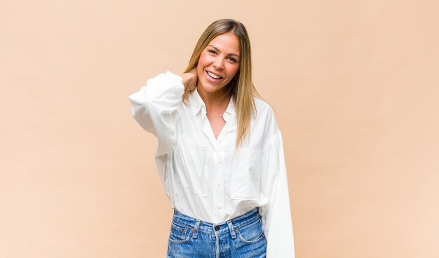 Retrato de joven mujer bonita