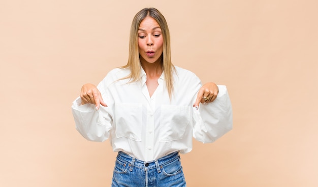 Retrato de joven mujer bonita