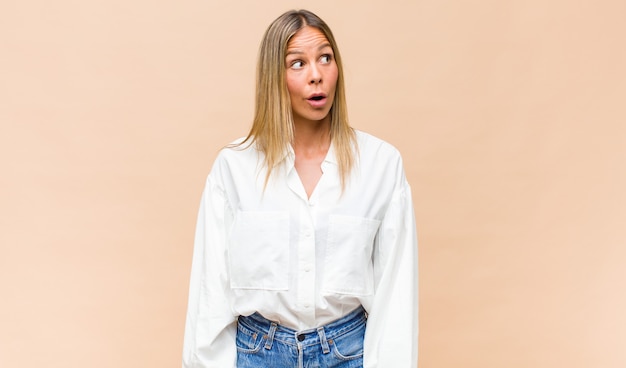 Retrato de joven mujer bonita