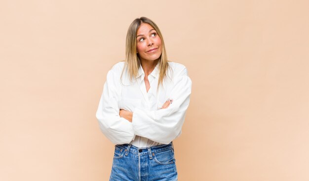 Retrato de joven mujer bonita