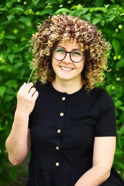 Retrato de una joven mujer con cabello rizado