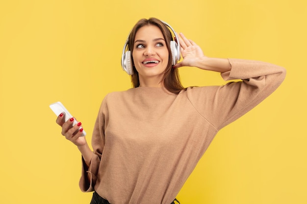 Retrato de joven mujer caucásica con emociones brillantes aisladas sobre fondo amarillo studio