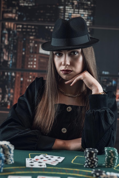 Retrato de joven mujer caucásica jugando al juego de cartas de póquer