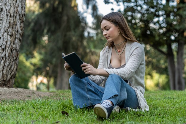 Retrato de una joven mujer caucásica leyendo un libro