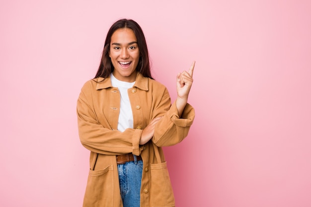 Retrato de joven mujer caucásica