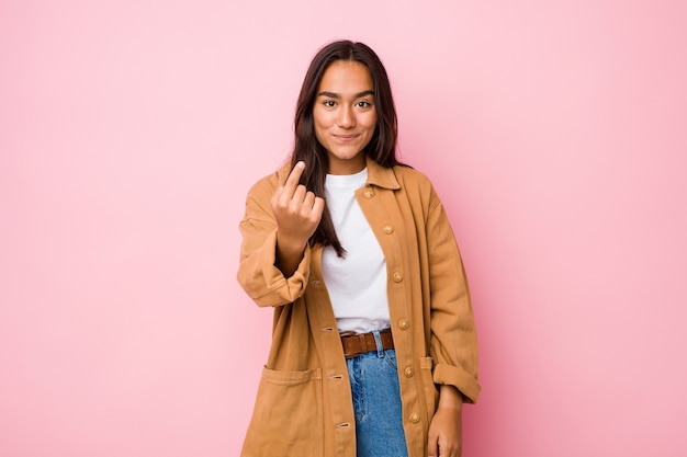 Foto retrato de joven mujer caucásica