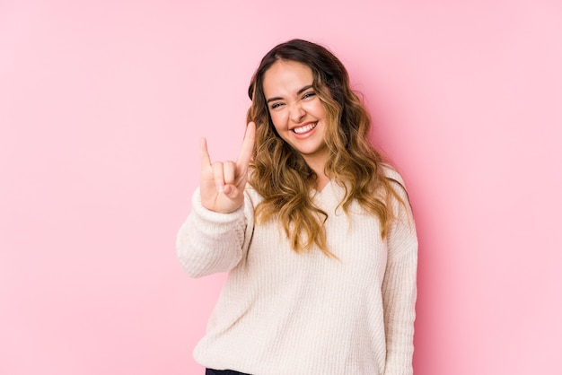 Retrato de joven mujer caucásica