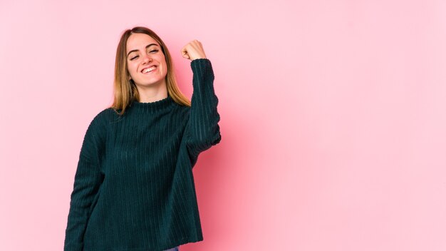 Retrato de joven mujer caucásica