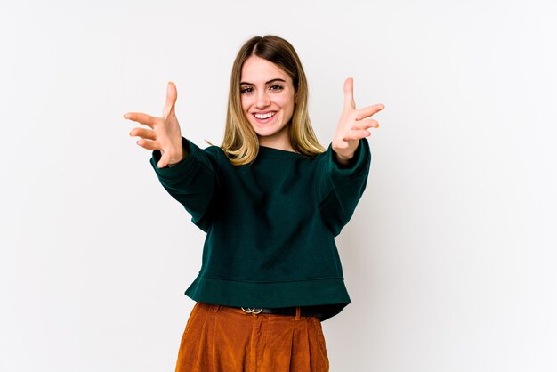 Retrato de joven mujer caucásica