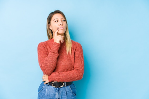 Retrato de joven mujer caucásica