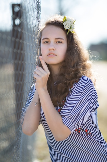 Retrato de una joven mujer caucásica