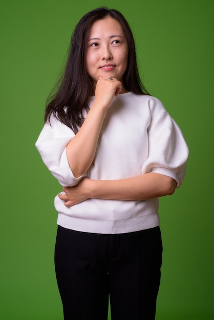 retrato, de, joven, mujer china, en, verde