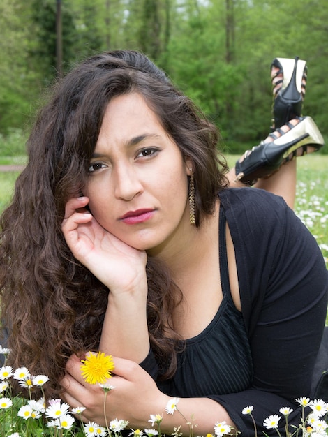 Retrato de la joven mujer confiada al aire libre