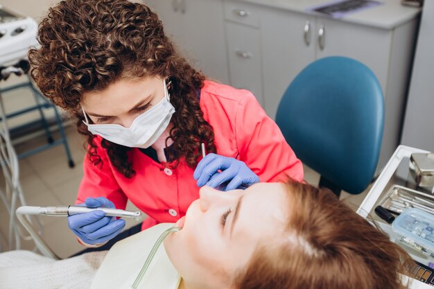 Retrato de joven mujer dentista en clínica dental