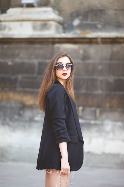 Retrato de una joven mujer elegante en una calle de la ciudad