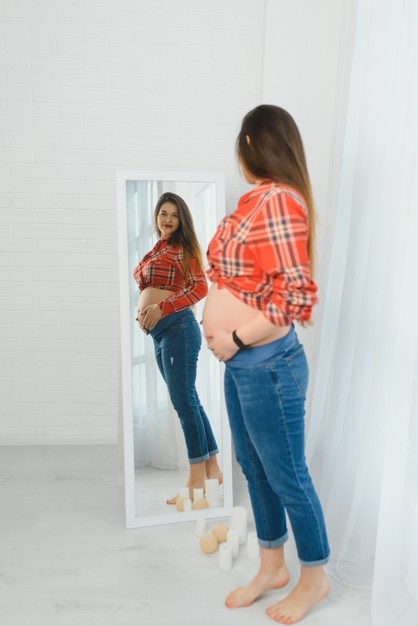 Retrato de la joven mujer embarazada