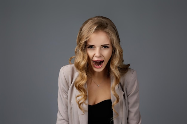 Retrato de joven mujer enojada gritando