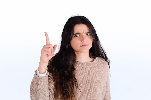 Retrato de joven mujer enojada