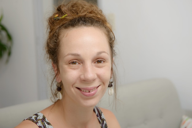 Retrato de una joven mujer europea feliz