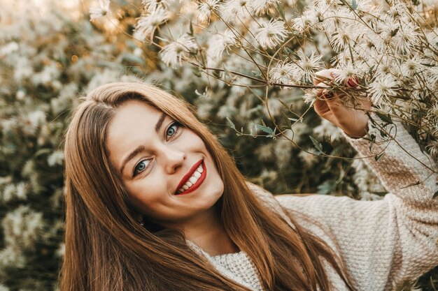 Retrato de una joven mujer feliz, ella está sonriendo.