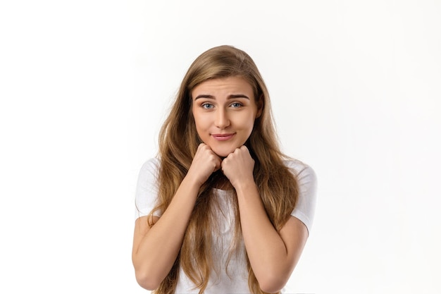 Retrato de joven mujer feliz pensando en algo