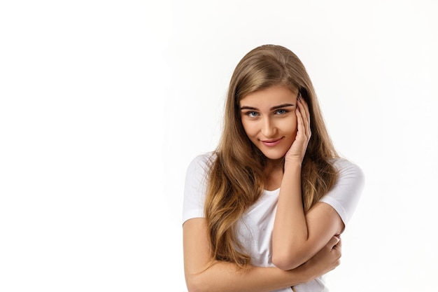 Retrato de joven mujer feliz pensando en algo