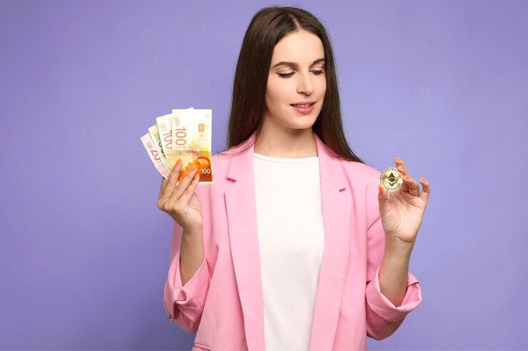 Retrato de joven mujer feliz sosteniendo ethereum e israel shekels y mirando ethereum