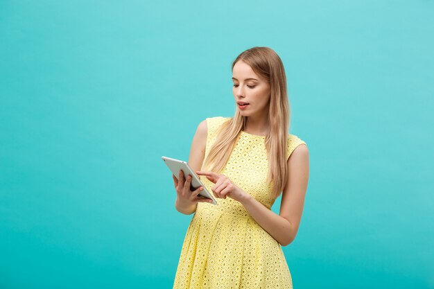 Retrato de una joven mujer feliz con tablet PC