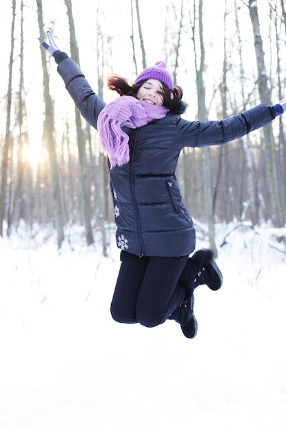 Retrato de una joven mujer feliz en Winter Park