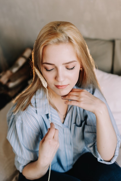 retrato, de, un, joven, mujer hermosa, por la mañana, en casa