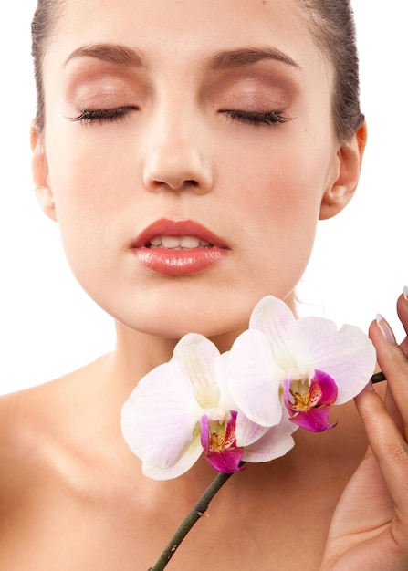 retrato, de, joven, mujer hermosa, con, orquídea blanca