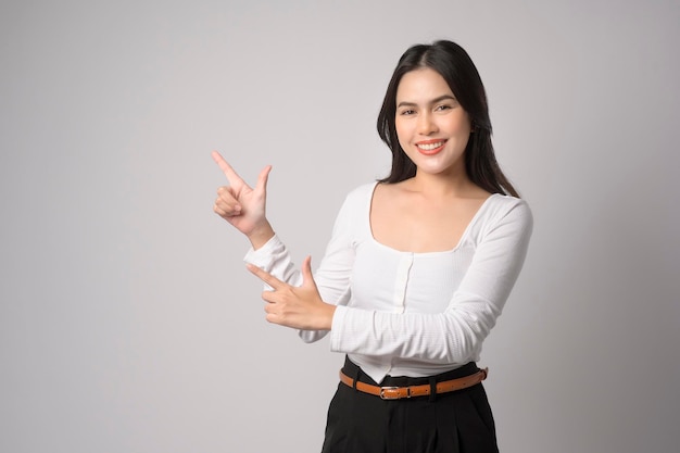 retrato, de, joven, mujer hermosa, sonriente, encima, fondo blanco, estudio