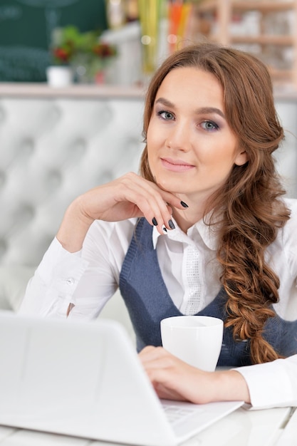 Retrato, de, un, joven, mujer hermosa, utilizar la computadora portátil