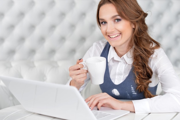 Retrato, de, un, joven, mujer hermosa, utilizar la computadora portátil