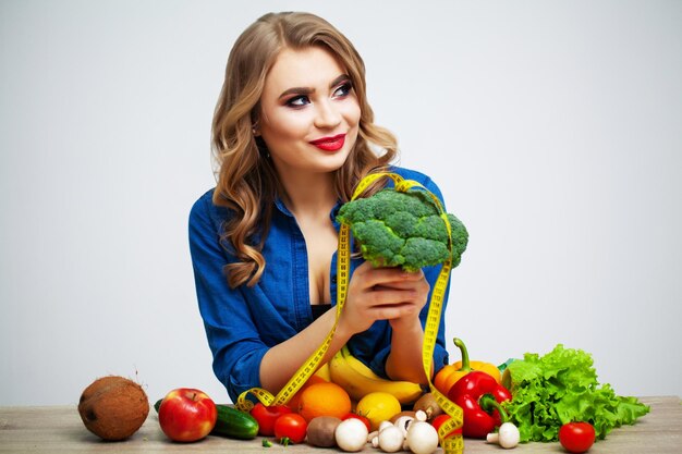 retrato, de, joven, mujer hermosa, con, vegetales, y, frutas