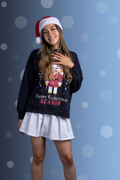 Retrato, de, joven, mujer latina, con, navidad, suéter, y, santa claus, sombrero