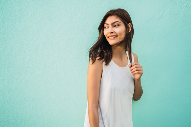 Retrato de joven mujer latina.