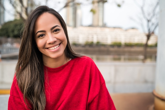 Retrato de joven mujer latina.