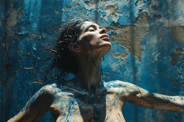 Retrato de una joven mujer mística con composición de fondo azul