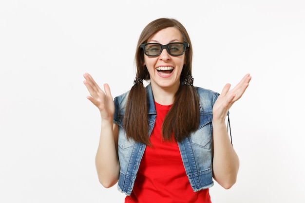 Retrato de joven mujer morena atractiva riendo feliz en gafas 3d y ropa casual viendo películas, películas, extendiendo las manos aisladas en estudio sobre fondo blanco. Emociones en el concepto de cine.