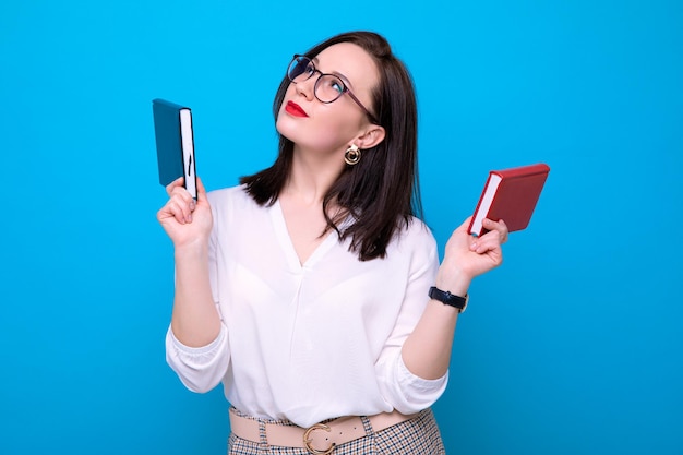 Retrato de una joven mujer morena con un diario rojo y negro