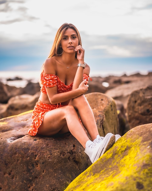 Retrato de una joven mujer morena con un vestido rojo