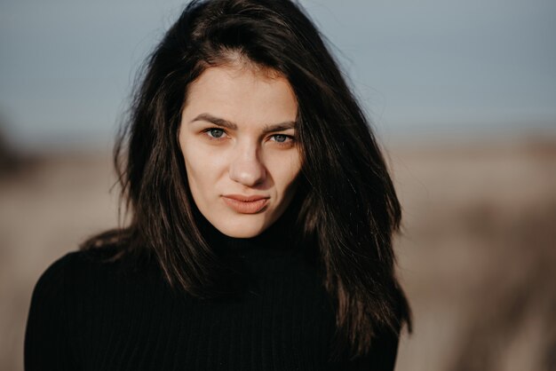 Retrato de una joven mujer morena