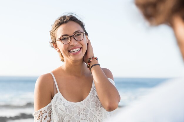 Retrato de joven mujer multiétnica con gafas y mirando al frente