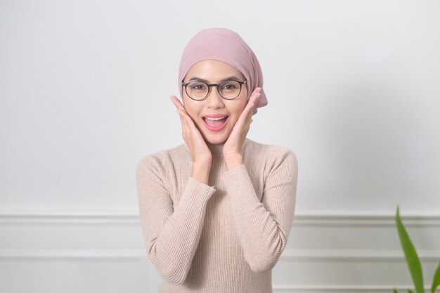 Retrato de joven mujer musulmana con gafas