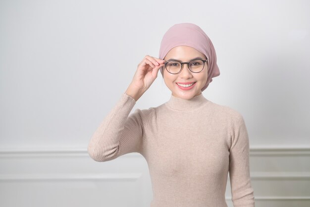 Retrato de joven mujer musulmana con gafas